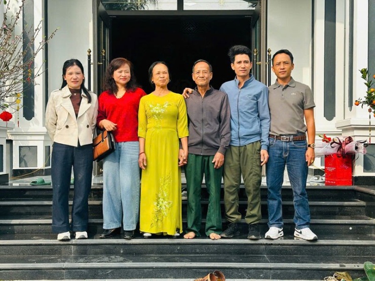 Anh Dũng bên em trai, bố mẹ, em gái ruột và em dâu (từ phải sang)