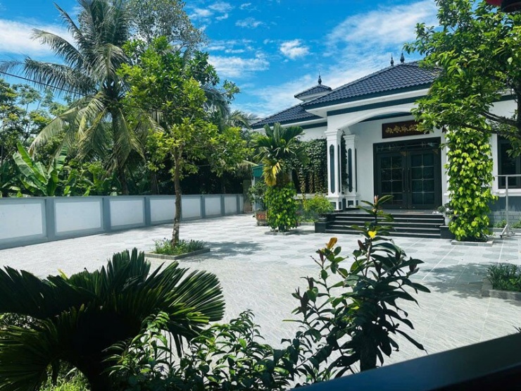 Khoảng sân và khu vườn là không gian sinh hoạt chung của đại gia đình 
