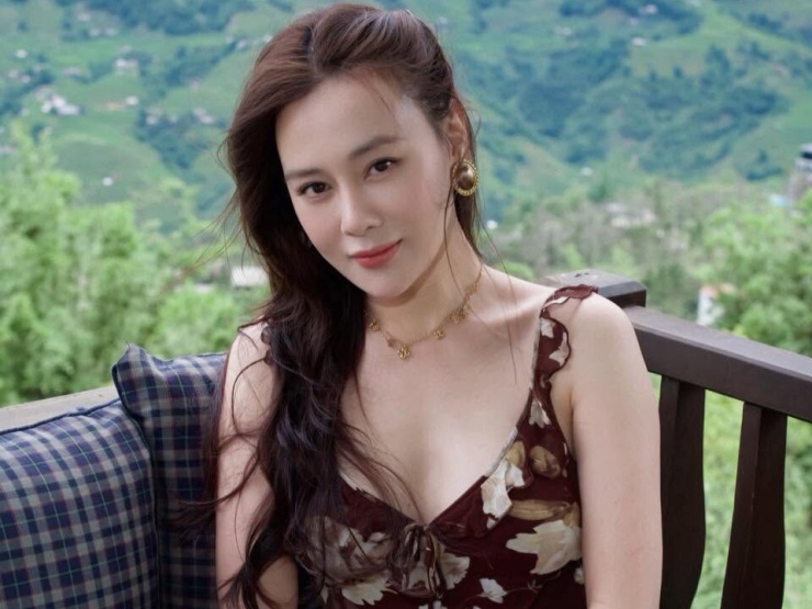 Kiểu đồ yêu thích giúp Phương Oanh tôn nét mặn mà tuổi U40 - 1