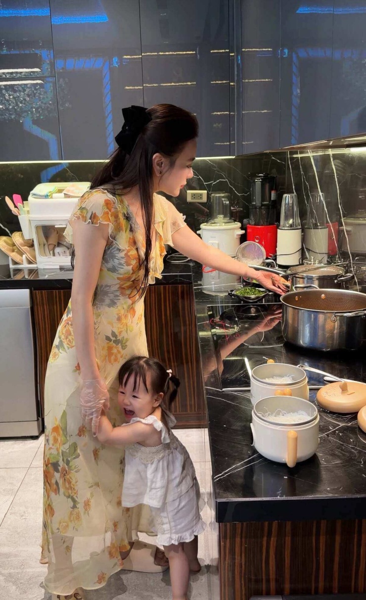 Kiểu đồ yêu thích giúp Phương Oanh tôn nét mặn mà tuổi U40 - 3