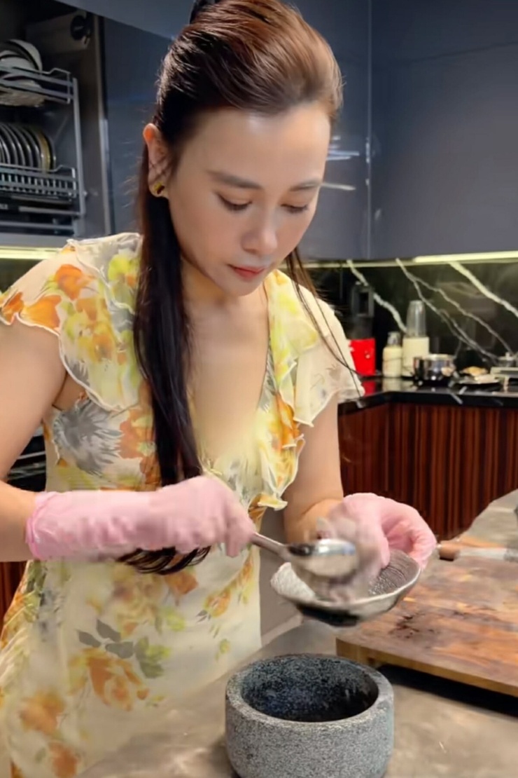 Kiểu đồ yêu thích giúp Phương Oanh tôn nét mặn mà tuổi U40 - 4
