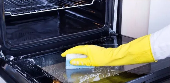 Ngay cả khi lò nướng không được trang bị chế độ làm sạch bằng hơi nước, bạn vẫn có thể tận dụng sức mạnh của hơi nước để làm mềm dầu mỡ và cặn thức ăn bám bên trong khoang lò.