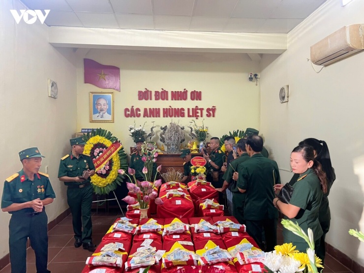 Những ngày tháng 7, có hàng trăm lượt khách đến viếng và tri ân các liệt sĩ đã hy sinh tại mặt trận Vị Xuyên