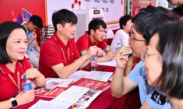 Thí sinh tham gia một ngày tư vấn xét tuyển đại học năm 2026.
