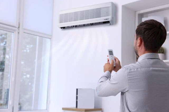 Vào mùa nắng nóng, nhu cầu sử dụng các thiết bị làm mát tăng cao dẫn tới hóa đơn tiền điện cũng leo thang.