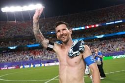 Loạt ảnh Messi phát cuồng, cởi phăng áo và nhảy múa
