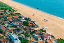 Ngôi làng ngói đỏ bình yên bên biển Đăk Lăk