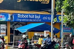 Nhiều vết máu kéo dài tại hiện trường vụ người đàn ông bị sát hại ở TPHCM