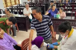 Hai cụ bà gần 100 tuổi gửi mẫu ADN, chờ ngày đón anh trai trở về