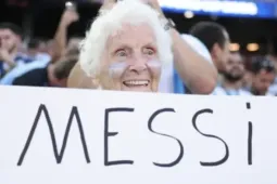 Cụ bà 100 tuổi theo chân Messi