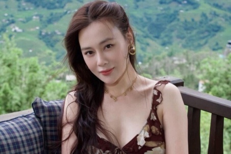Kiểu đồ yêu thích giúp Phương Oanh tôn nét mặn mà tuổi U40