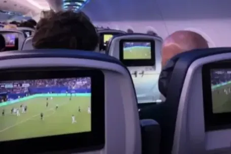 Hãng hàng không chơi lớn, chiếu cả World Cup trên máy bay