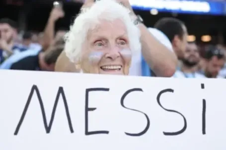 Cụ bà 100 tuổi theo chân Messi
