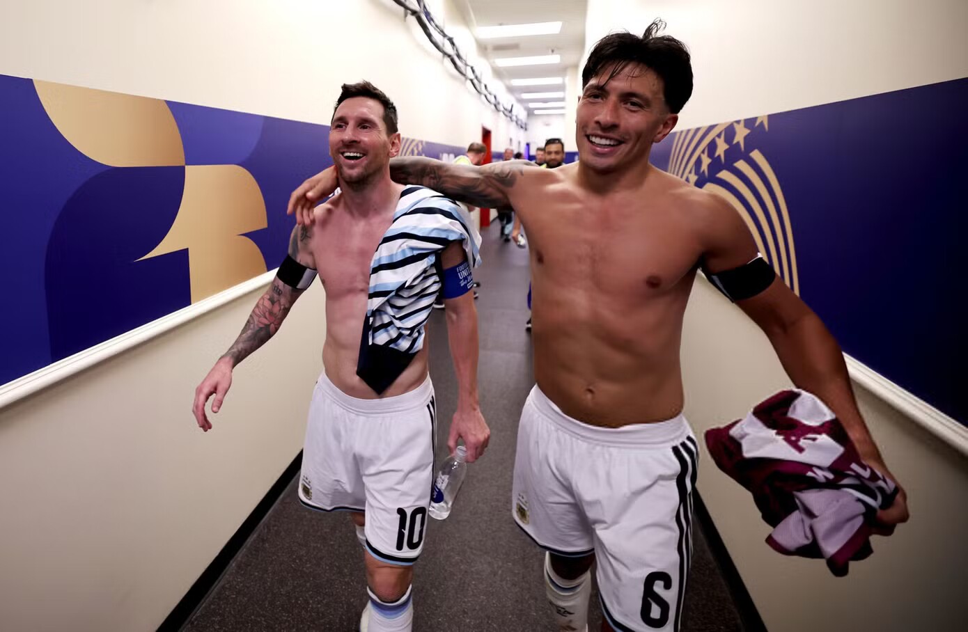 Loạt ảnh Messi phát cuồng, cởi phăng áo và nhảy múa - 17