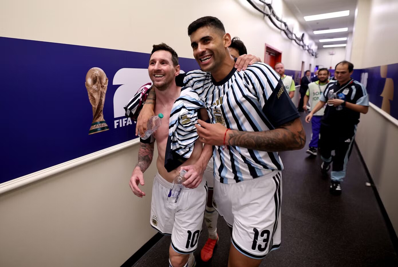 Loạt ảnh Messi phát cuồng, cởi phăng áo và nhảy múa - 16