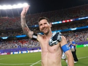 Loạt ảnh Messi phát cuồng, cởi phăng áo và nhảy múa