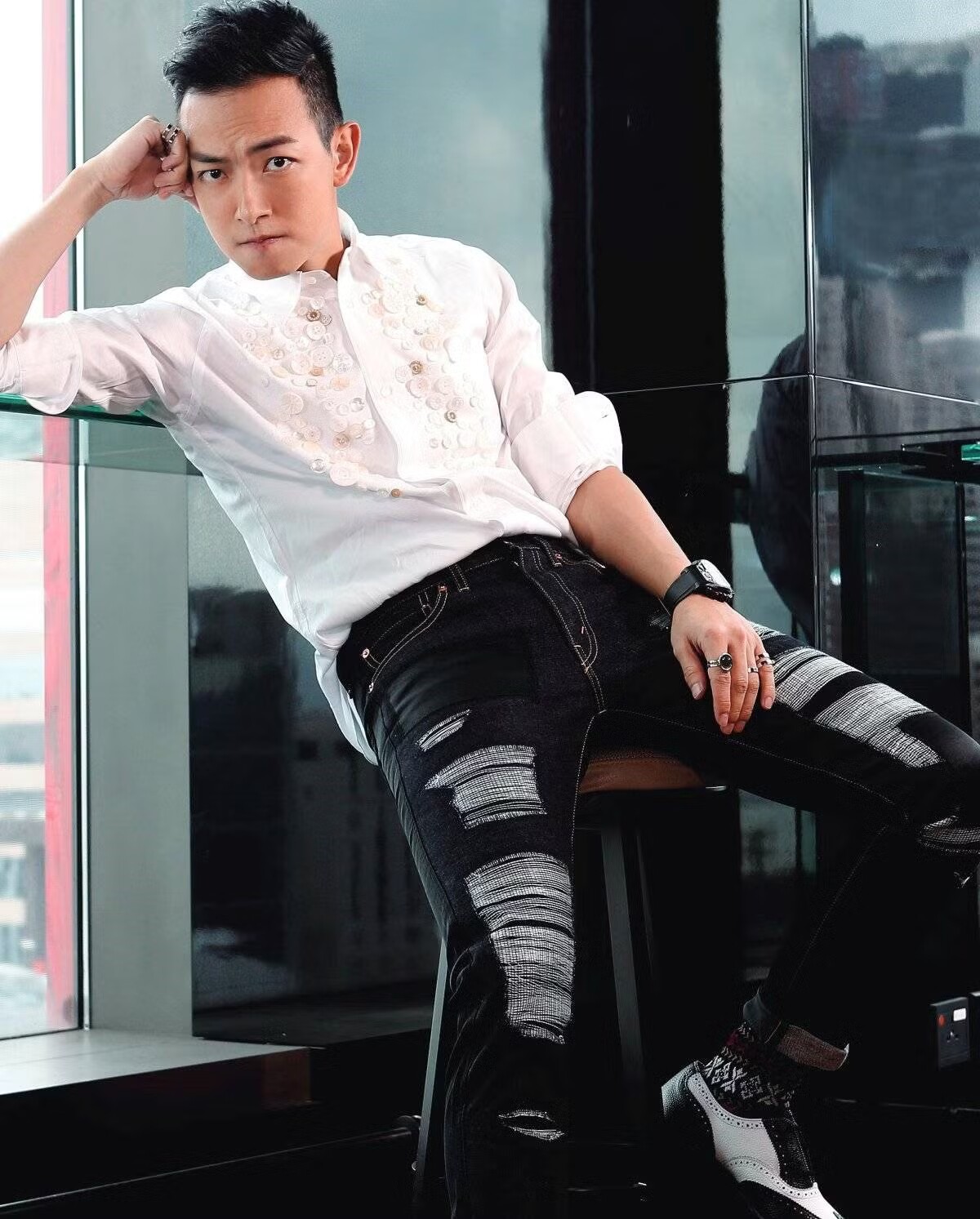 Lương Liệt Duy hiện tại 48 tuổi, phải rời Hong Kong sang Đại lục mưu sinh sau nhiều năm không thể bật lên thành nam chính TVB.