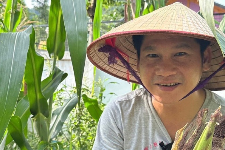 Trọng Tấn thu hoạch ngô tím, sim chín ở khu nghỉ dưỡng 4.000 m2