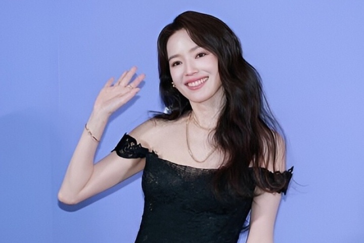 Thư Kỳ 'ngọt ngào như gái 20' trên thảm đỏ