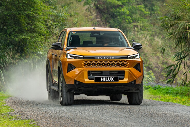 Ford Ranger "mất ngôi", Toyota Hilux bứt tốc với 1.000 xe bán ra