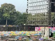 Concert ở Hà Nội ngập rác, khán giả bì bõm lội bùn
