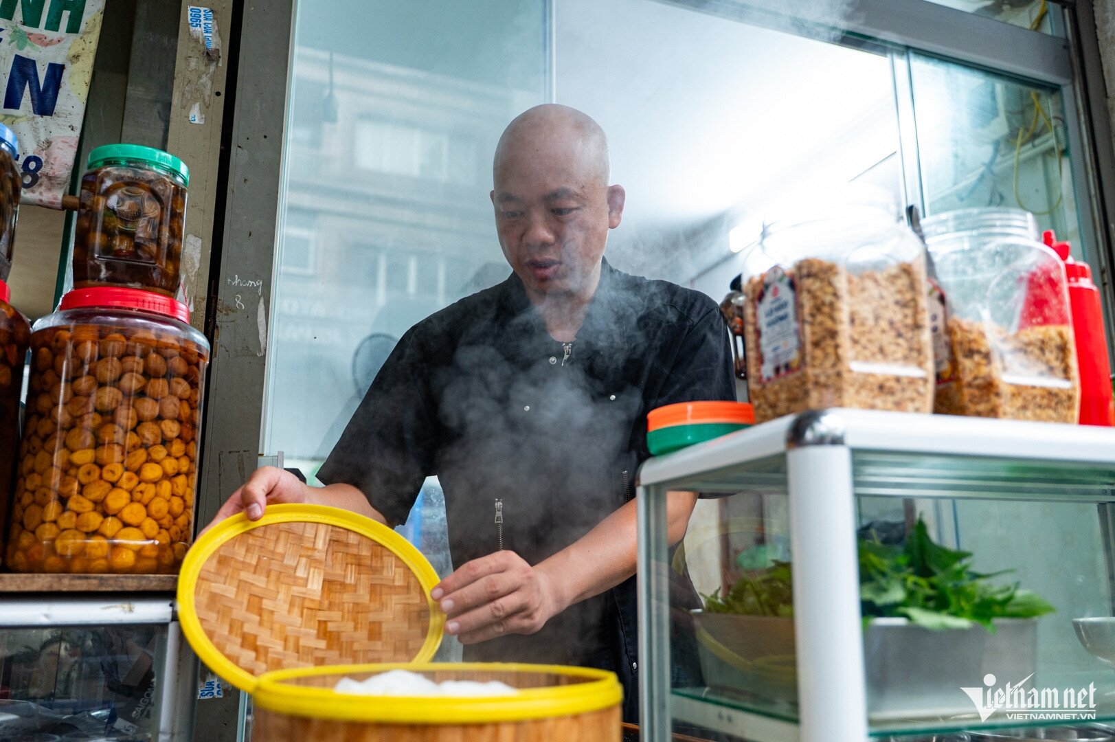 Bánh phở được anh Ngọc Anh hấp nóng trong xửng như bánh bao, màn thầu...