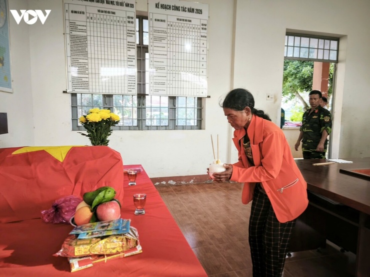 Sau hơn nửa thế kỷ, bà H'Wai Triêk lần đầu tiên dâng bát cơm và quả trứng đón người anh liệt sĩ Y Chông Triêk trở về với gia đình.
