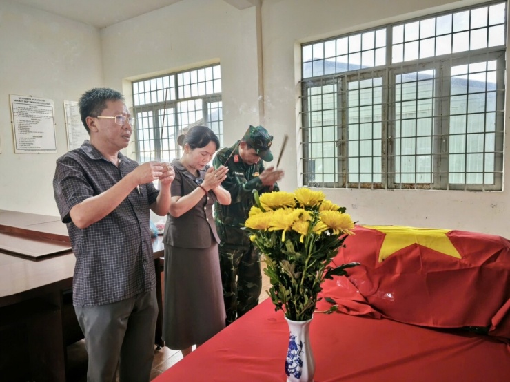 Chính quyền địa phương, cán bộ Đội K51 cùng người dân thắp nén tâm nhang tiễn đưa liệt sĩ Y Chông Triêk về nơi an nghỉ sau hơn 50 năm nằm lại chiến trường.