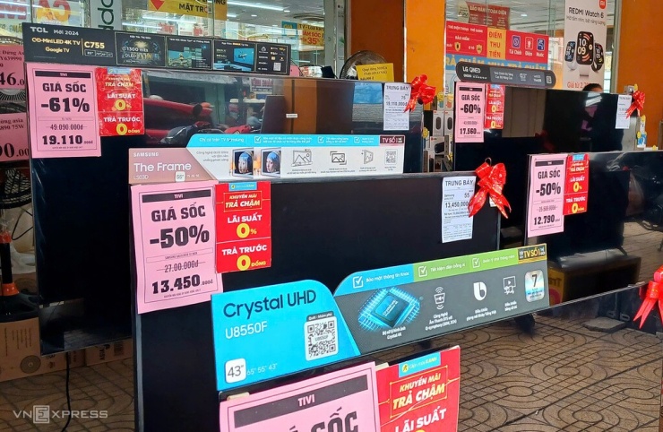 Tivi giảm giá sâu và được trưng bày trước cửa hàng Điện Máy Xanh trên đường Quang Trung, phường Thông Tây Hội (TP HCM). Ảnh: Thi Hà