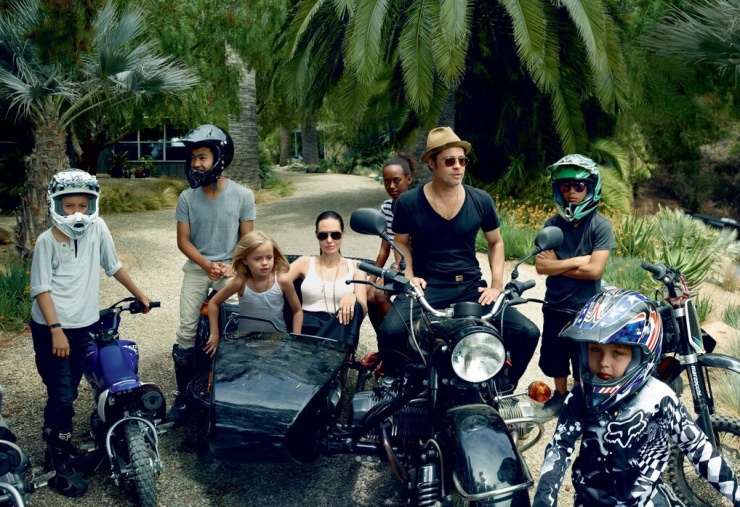 Brad Pitt và Angelina Jolie chụp ảnh tạp chí cùng 6 người con vào năm 2015, một năm trước khi ly hôn. Ảnh: Vogue