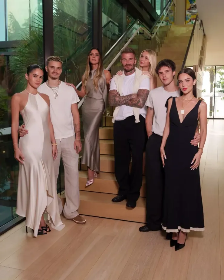 Gia đình Beckham tề tựu tại Miami hôm 9/7, trước ngày sinh nhật của Harper. Vợ chồng con trai cả Brooklyn - Nicola tiếp tục vắng mặt như mọi sự kiện của nhà Becks trong khoảng hai năm qua.