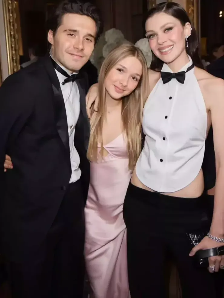 Harper Beckham từng rất thân thiết với vợ chồng anh trai cả Brooklyn - Nicola Peltz.