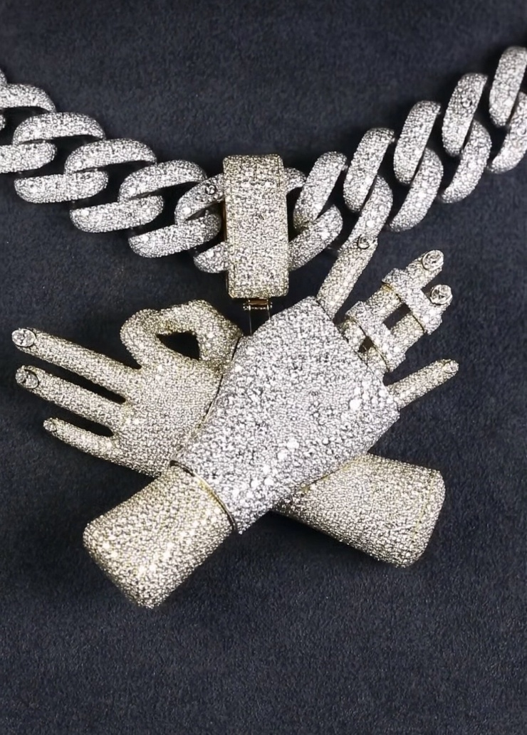 Trên nền tảng số thương hiệu AJ Jewels đăng video nói về món trang sức được Yamal đặt riêng cho mùa World Cup, giới thiệu với thế giới xuất thân của anh. Thiết kế chế tác từ chất liệu vàng và vàng trắng 18 K, nạm kín bằng 7.050 viên kim cương VVS1. Hãng không tiết lộ mức giá. Ảnh:​​​​​​ AJ Jewels