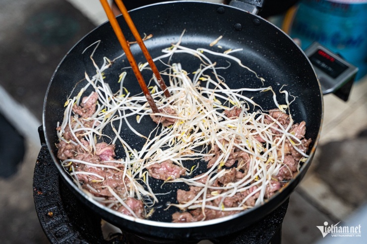 Nếu phần bánh phở tạo nên sự khác biệt về cách chế biến thì nước xốt được xem là yếu tố quyết định hương vị món ăn.