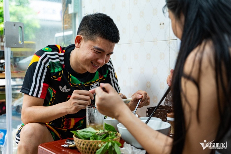 Vợ chồng anh Đạt hài lòng với món phở của quán