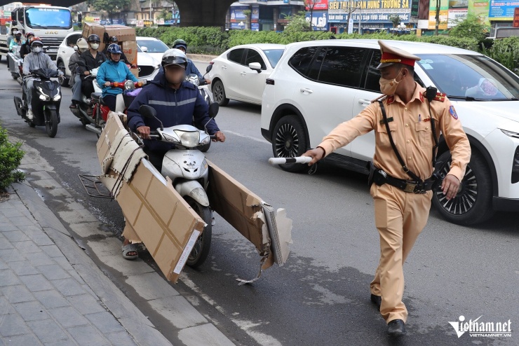 Xịt sơn đỏ biển số xe để 'né' phạt nguội, tài xế ở Hà Nội trần tình: 'Không rõ ai làm' - 1