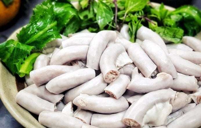 Lòng lợn là món ăn quen thuộc trên mâm cơm và bàn nhậu của nhiều gia đình. (Ảnh minh hoạ)