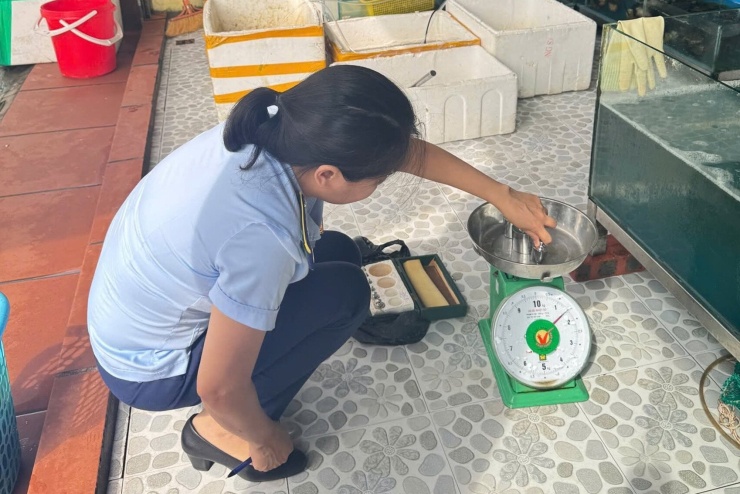Lực lượng chức năng kiểm tra cân của nhà hàng. Ảnh: UBND phường Bãi Cháy
