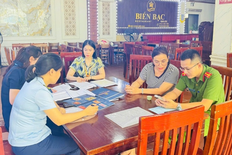Đoàn kiểm tra liên ngành làm việc với chủ nhà hàng Biển Bạc. Ảnh: UBND phường Bãi Cháy