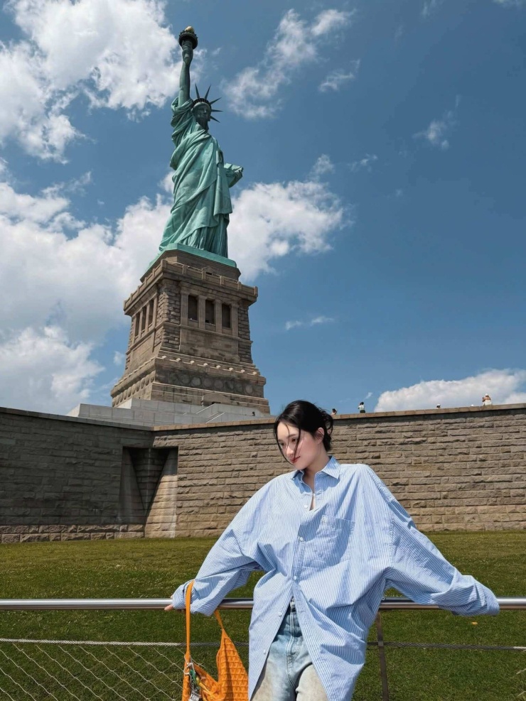 Hoa hậu Hương Giang gây chú ý trên đường phố New York - 1