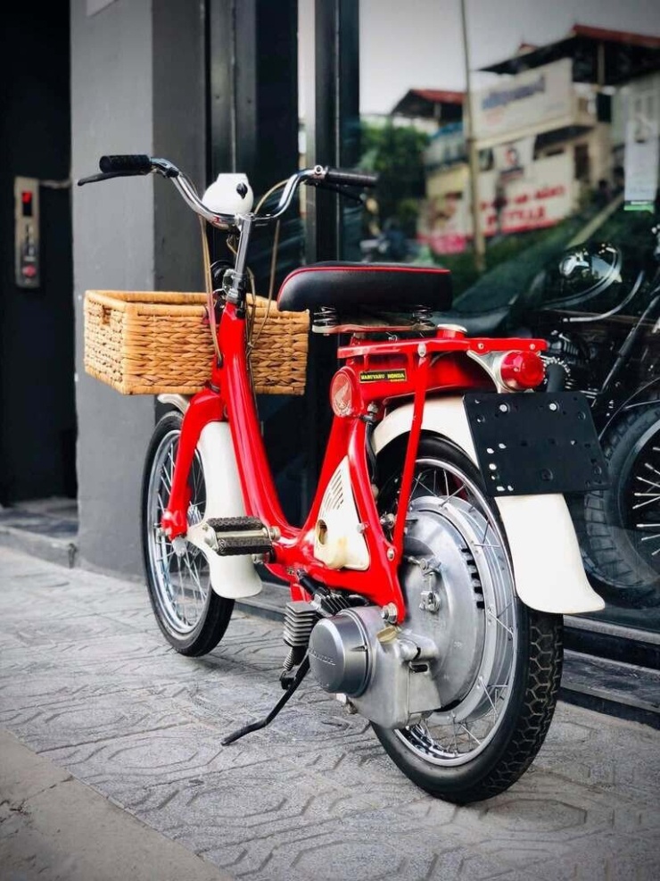 Động cơ đặt sau bánh xe sau khá độc.&nbsp;