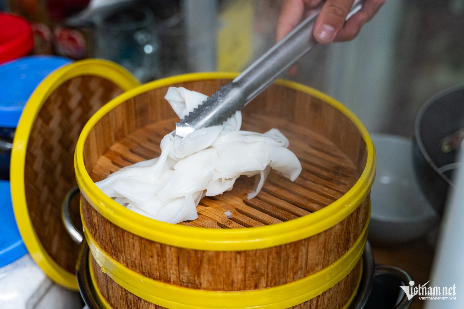 Bánh phở được anh Ngọc Anh hấp nóng trong xửng như bánh bao, màn thầu...