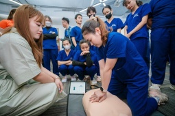 Bà con thêm yên tâm: Bệnh viện Bạch Mai trực tiếp đào tạo sơ cấp cứu cho dược sĩ Long Châu, sẵn sàng hỗ trợ người dân