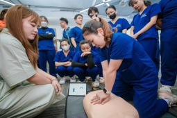 Bà con thêm yên tâm: Bệnh viện Bạch Mai trực tiếp đào tạo sơ cấp cứu cho dược sĩ Long Châu, sẵn sàng hỗ trợ người dân