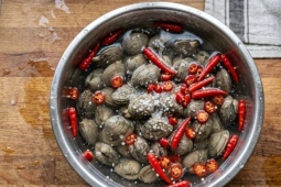 Cách làm sạch nghêu để không còn ngậm cát