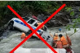Bác thông tin xe cảnh sát giao thông Lào Cai lao xuống suối