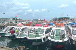 Vụ lật ca nô 15 người tử vong: Vì sao phương tiện thiết kế kín mít?