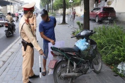 Xịt sơn đỏ biển số xe để 'né' phạt nguội, tài xế ở Hà Nội trần tình: 'Không rõ ai làm'
