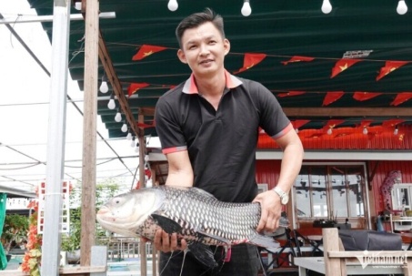 9X Cần Thơ kiếm tiền tỷ nhờ nuôi cá xanh kỳ, làm du lịch trên bè giữa sông Hậu