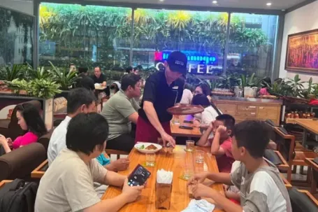 Sợ bị phạt, quán cà phê ‘tắt nhạc cho lành’